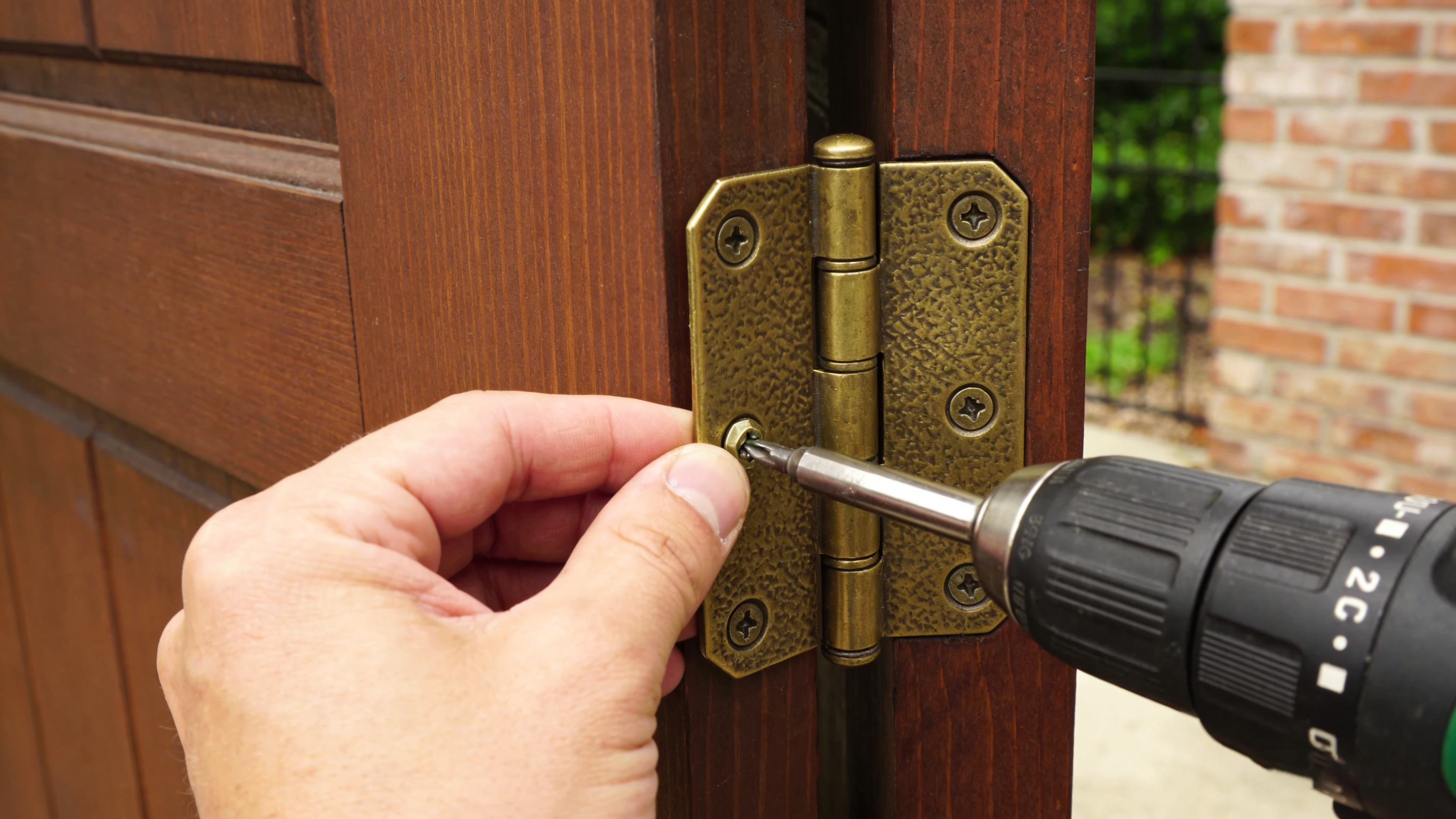 Buite deur skarniere